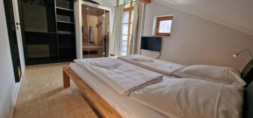 a bedroom with two white beds in a room at ciao-aschau FeWo Kirschgarten in Aschau