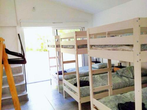 pokój z 4 łóżkami piętrowymi w pokoju w obiekcie Villa in Saint-Nazaire with private pool w mieście Saint-Nazaire