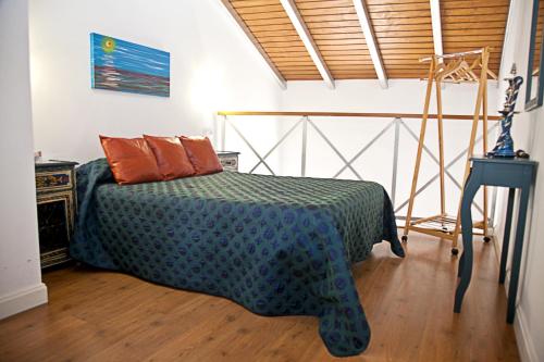 Cama o camas de una habitación en Apartamentos La Casa de la Alameda