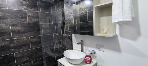 La salle de bains est pourvue d'un lavabo et de toilettes. dans l'établissement Apartamento Bello amazonia - Medellín, à Bello