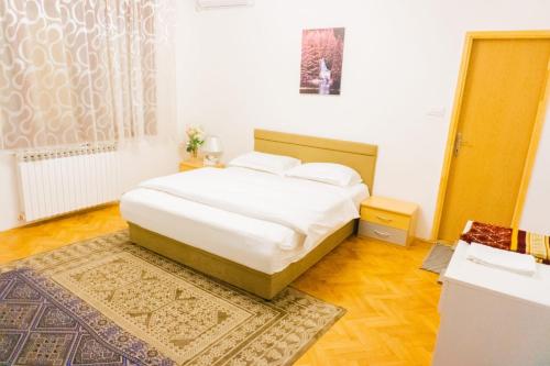 ظبي سويت هوم في Doglodi: غرفة نوم فيها سرير وسجادة