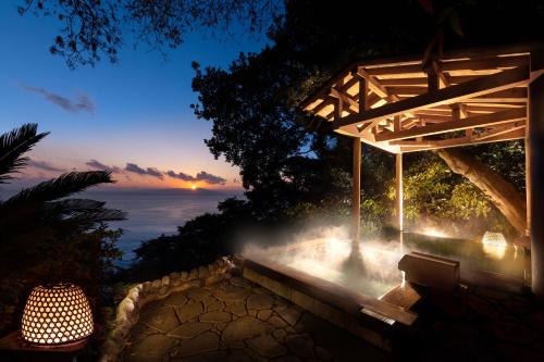 un edificio con vistas al océano por la noche en Kissho Caren, en Higashiizu