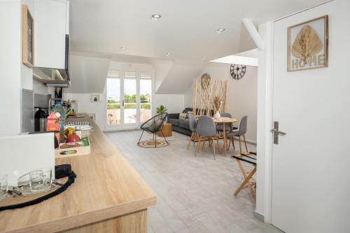 eine Küche und ein Wohnzimmer mit einem Tisch und Stühlen in der Unterkunft Studio Mare Gaillard in Le Gosier