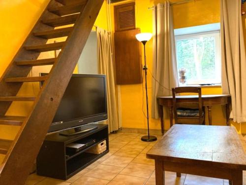 En TV eller et underholdningssystem på Cottage in the heart of the Ardennes woods