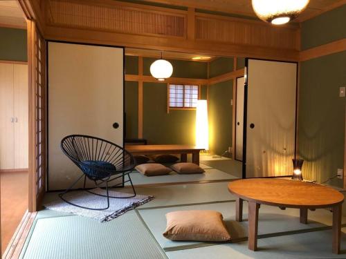 una habitación con una silla y una mesa en una habitación en 金澤華ゆり en Kanazawa