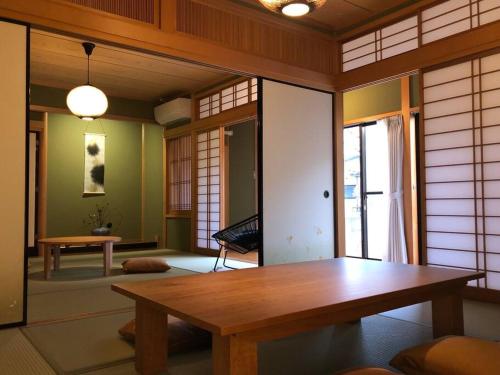 Habitación con mesa de madera en una habitación en 金澤華ゆり, en Kanazawa