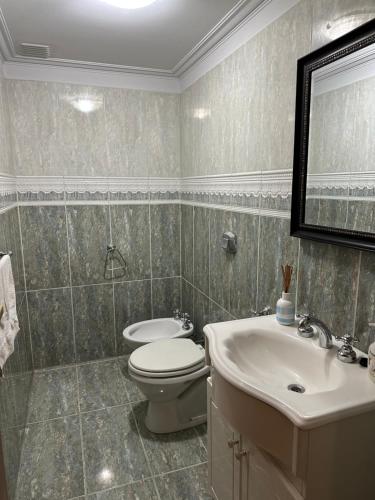 y baño con aseo, lavabo y espejo. en Gran Casa del Centro Mendoza City en Mendoza