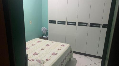 1 dormitorio con 2 camas y armarios blancos en Pousada Da Lú, en Lençóis