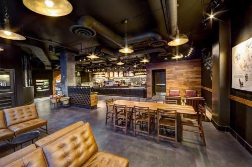a restaurant with tables and chairs and a bar at Courtyard by Marriott Seattle Bellevue/Downtown in Bellevue