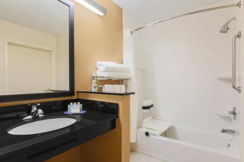 een badkamer met een wastafel, een toilet en een bad bij Fairfield Inn & Suites Houston Humble in Humble