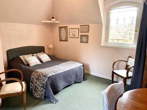 Schlafzimmer mit einem Bett und einem Fenster in der Unterkunft Gîte Souvigny-de-Touraine, 2 pièces, 2 personnes - FR-1-381-455 in Souvigny-de-Touraine
