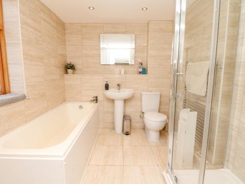 La salle de bains est pourvue d'une baignoire, de toilettes et d'un lavabo. dans l'établissement West Henstill House, à Crediton