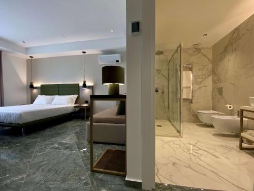 um quarto de hotel com uma cama e uma casa de banho em Salemare Rooms & Suites em Cefalù