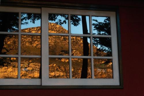 a window with a view of a mountain at Villa Madorna in Santana do Riacho