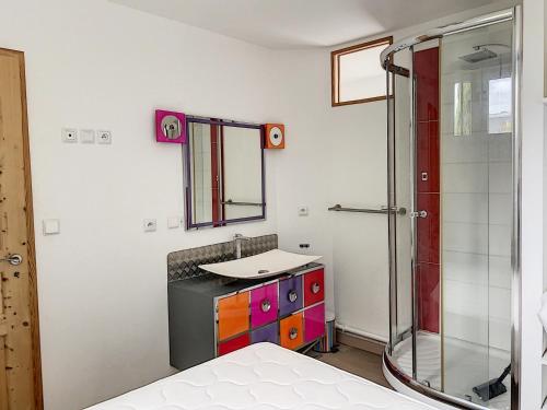 une salle de bain avec un lavabo et une douche dans l'établissement Appartement Central avec Terrasse Privative, Ascenseur, et Proche Plage - FR-1-361-353, à Granville