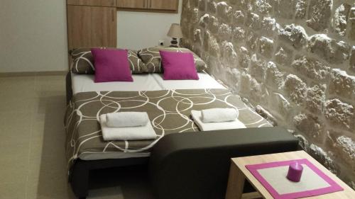 Ένα ή περισσότερα κρεβάτια σε δωμάτιο στο Studio Apartment Legcevic