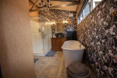 y baño con bañera, ducha y aseo. en Holiday Bliss - Kiwi Suite, en Tirau
