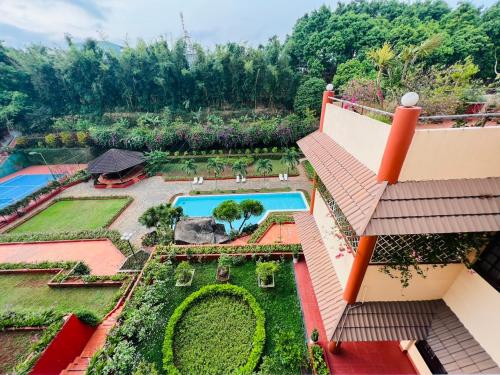 - une vue aérienne sur un complexe avec une piscine dans l'établissement Dam San Hotel, à Buôn Ma Thuột