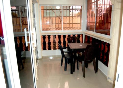 Haabitacion Estudio III في باني: غرفة طعام مع طاولة وكراسي ونوافذ