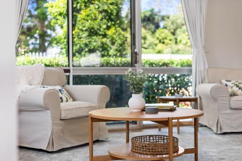 un salon avec deux canapés et une table dans l'établissement Maple Cottage - Perfect Eastside Location, à Toowoomba