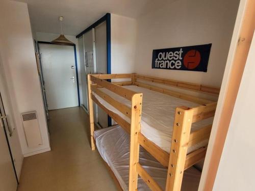 sypialnia z dwoma łóżkami piętrowymi w pokoju w obiekcie Appartement bord de mer, 5 pers., animaux admis, parking, balcon équipé - FR-1-540-194 w mieście Notre-Dame-de-Monts