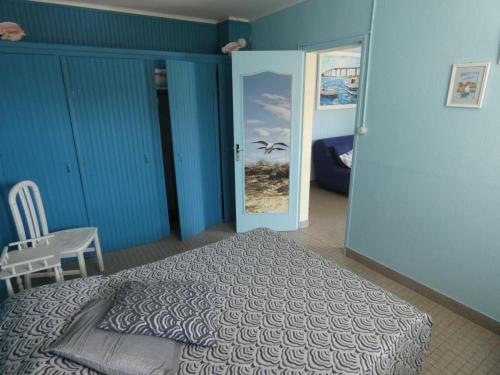 1 dormitorio con 1 cama y puerta con ventana en Appartement La Barre-de-Monts, 2 pièces, 4 personnes - FR-1-540-208, en La Barre-de-Monts