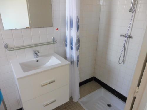 Kúpeľňa v ubytovaní Charmante maison à 600m de la plage, 4 pers, terrasse et jardin, quartier tranquille - FR-1-540-221