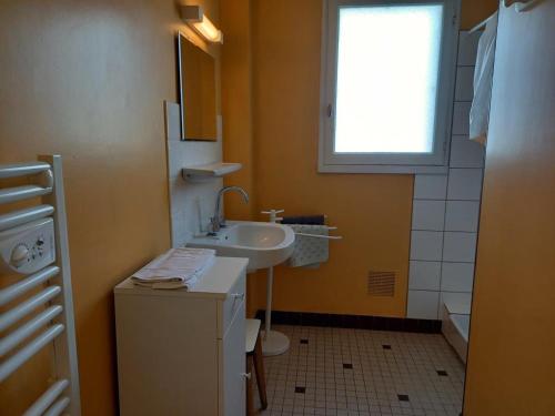 Kúpeľňa v ubytovaní Appartement lumineux 50m² à 100m de la plage - 4 personnes, balcon, parking, à Notre-Dame-de-Monts - FR-1-540-204
