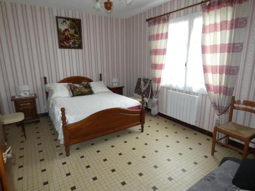 une chambre avec un lit et une fenêtre dans l'établissement Maison spacieuse à Notre-Dame-de-Monts, 6 pers, 2 terrasses, proche plages et activités - FR-1-540-223, à Notre-Dame-de-Monts