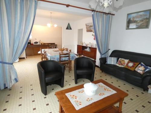 un salon avec un canapé et une table dans l'établissement Maison spacieuse à Notre-Dame-de-Monts, 6 pers, 2 terrasses, proche plages et activités - FR-1-540-223, à Notre-Dame-de-Monts