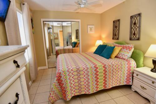 een slaapkamer met een bed en een badkamer bij Clearwater 6D in Gulf Shores