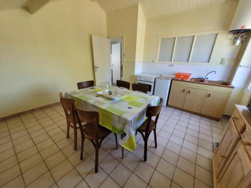 Photo de la galerie de l'établissement Maison vacances 6 pers, WIFI, Animaux admis, Parking, proche plage - FR-1-540-251, à Notre-Dame-de-Monts