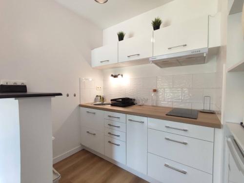 Zdjęcie z galerii obiektu Appartement avec WIFI, terrasse, jardin, parking privé à 800m de la plage à Trébeurden - FR-1-368-386 w mieście Trébeurden