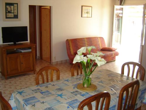 Photo de la galerie de l'établissement Maison spacieuse 3 chambres, jardin clos, WIFI, animaux admis, près plage, Notre-Dame-de-Monts - FR-1-540-256, à Notre-Dame-de-Monts