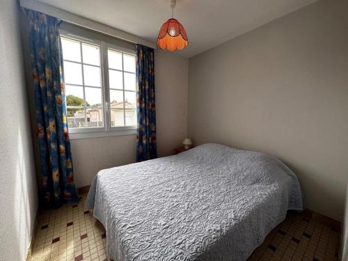 Fotografia z galérie ubytovania Maison cosy 4 pers à 900m plage avec terrasse, BBQ, près des commerces - Notre Dame de Monts - FR-1-540-249 v destinácii Notre-Dame-de-Monts