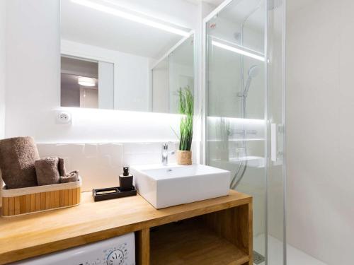 Kúpeľňa v ubytovaní Duplex rénové 4 pers Saint Lary Village près des Thermes et télécabine - FR-1-296-467