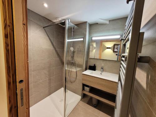 ein Badezimmer mit Dusche und Waschbecken in der Unterkunft Appartement 4* avec 2 suites, balcon, garage, accès rapide aux pistes, WiFi - FR-1-598-139 in Les Gets