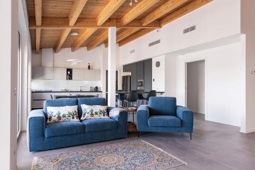 2 sillas azules y un sofá en la sala de estar en Come a casa - Feels like home, en Polignano a Mare
