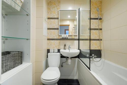 uma casa de banho com um WC, um lavatório e uma banheira em Jazz Residential Apart em Varsóvia