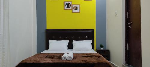 Postel nebo postele na pokoji v ubytování Gomukh Hotel Uttarkashi