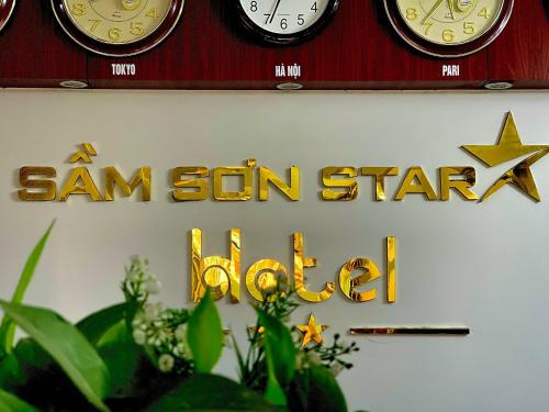 un panneau indiquant un hôtel san francisco avec des horloges sur un mur dans l'établissement Sầm sơn star hotel, à Sầm Sơn