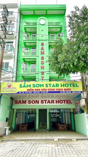 un bâtiment avec un panneau indiquant l'hôtel réassamson star dans l'établissement Sầm sơn star hotel, à Sầm Sơn