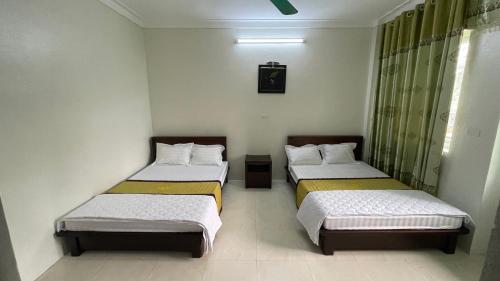- une chambre avec 2 lits dans l'établissement Sầm sơn star hotel, à Sầm Sơn
