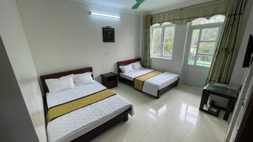 - une chambre avec 2 lits et une fenêtre dans l'établissement Sầm sơn star hotel, à Sầm Sơn