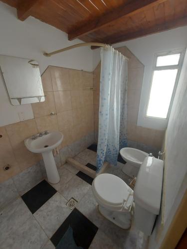 łazienka z toaletą i umywalką w obiekcie ButaCoin2 w mieście Buta Ranquil