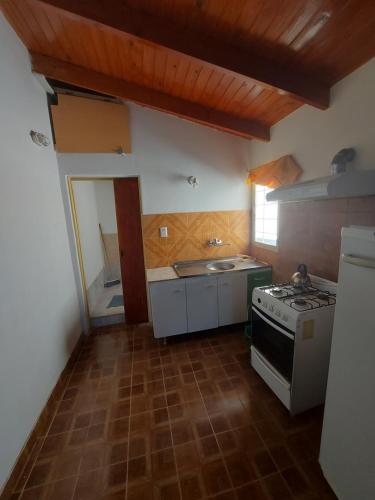 una piccola cucina con fornelli e lavello di ButaCoin2 a Buta Ranquil