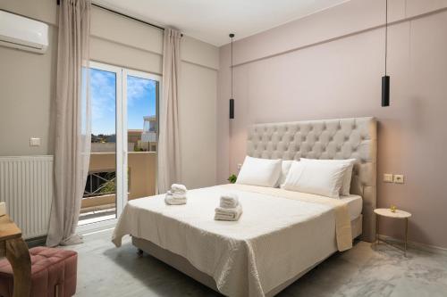 卡拉塔斯的住宿－Procris Villas Breathtaking Sea View，一间卧室设有一张大床和一个大窗户