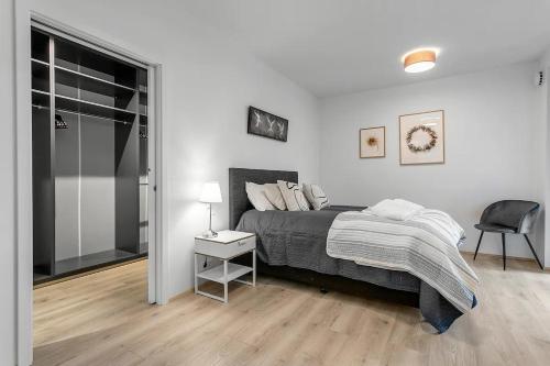 Postel nebo postele na pokoji v ubytování 2 Bed 2 Bath in DT Reykjavík.