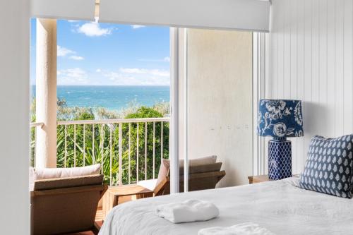 um quarto com uma cama e vista para o oceano em Seamist 6 - Catch the Seamist from your penthouse em Sunrise Beach
