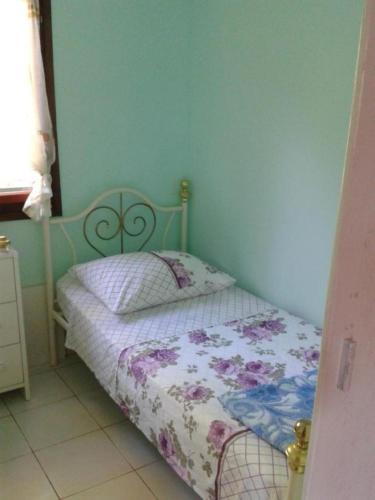 マスリニカにあるHoliday home More - sea viewの小さなベッドルーム(花の毛布付きのベッド付)